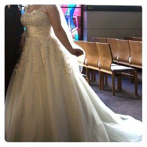 Allure Bridals Ivory Wedding Dress (Style 2513)